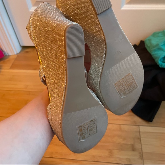 Bella Marie sparkle gold wedges new sz 8 - Picture 4 of 7